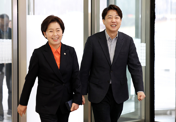 이준석 개혁신당 대표와 양향자 원내대표가 지난 12일 오전 경기 화성시 삼성전자 화성캠퍼스를 방문하고 있다. [사진=뉴시스]