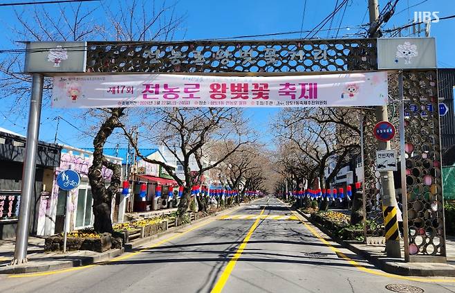 제17회 전농로 왕벚꽃축제 개막을 하루 앞둔 오늘(21일) 낮 제주시 전농로. (사진, 신동원 기자)