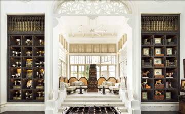 트로피가 전시된 도서관 같은 로비.