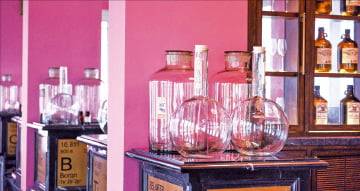 화학대학으로 꾸며진 바.