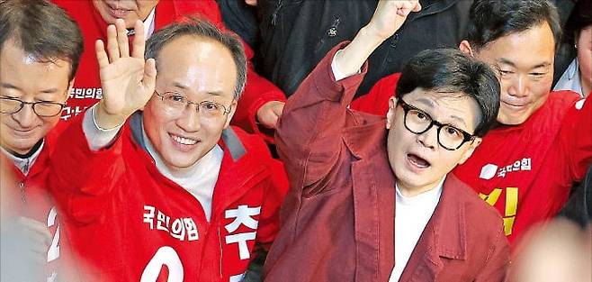 한동훈 국민의힘 비상대책위원장(오른쪽)이 21일 대구 서구 서문시장을 찾아 달성군에 출마한 추경호 전 부총리 등과 함께 시민들에게 인사하고 있다.   /뉴스1