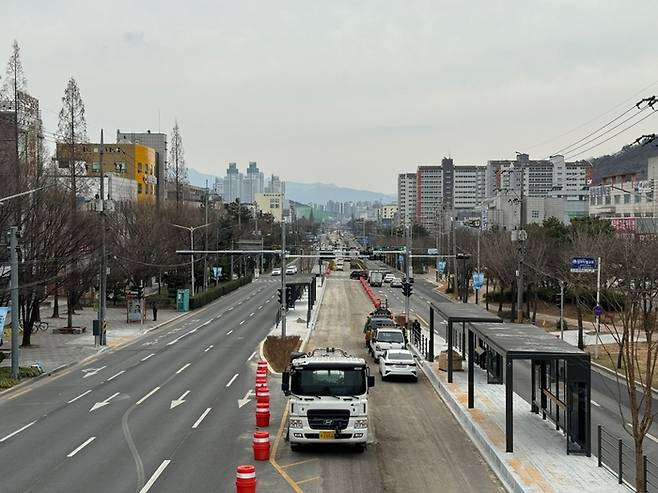 경남 창원 S-BRT 원이대로 중앙버잔용차로 공사가 진행되고 있다.  창원시 제공