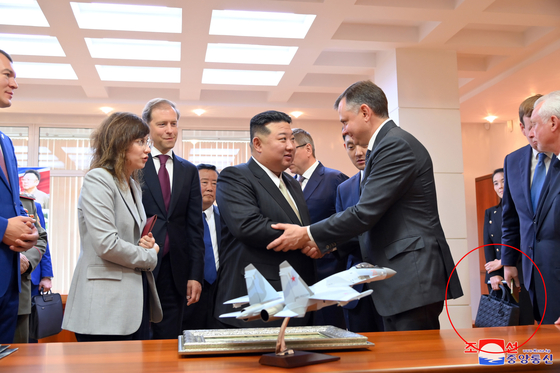 In this photo released by Pyongyang's state-controlled Korean Central News Agency (KCNA) on Sept. 16, 2023, North Korean leader Kim Jong-un's sister Kim Yo-jong, far right, is seen holding what appears to be quilted black Lady Dior bag during her brother's visit the day before to the Yuri Gargarin aircraft factory in Komsomolsk-on-Amur, Russia. [YONHAP]