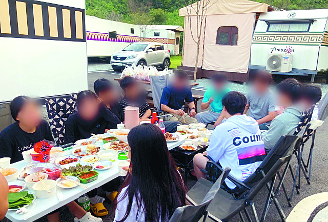 글램핑 중인 전북 자립준비청년들이 한자리에 모여 식사하고 있다. 전북특별자치도 제공
