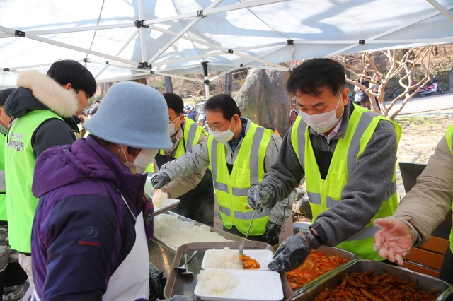 엑스코 임직원 20여명이 21일 봉사단체 ‘사랑해밥차’와 함께 두류공원에서 지역민을 위한 무료 급식 봉사활동을 벌이고 있다. 엑스코 제공