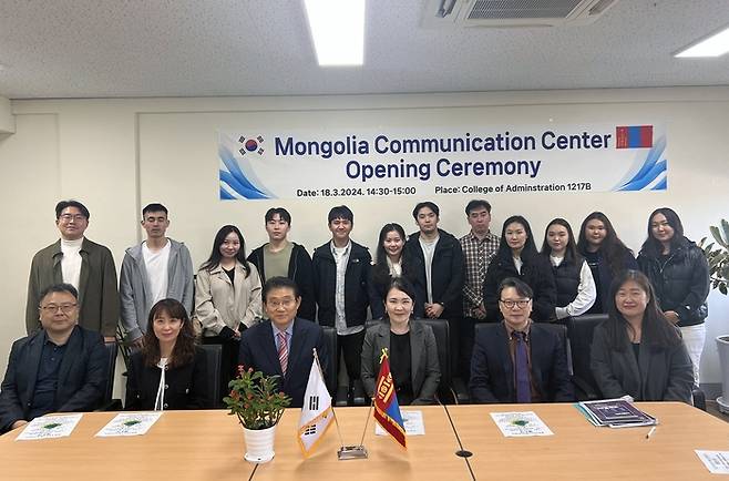 이응진 대구대 경영대학장(왼쪽 세번째) 등 대구대 관계자들이 지난 18일 몽골커뮤니케이션센터 설립과 관련해 몽골 유학생들과 함께 기념 촬영을 하고 있다.(사진제공-대구대)