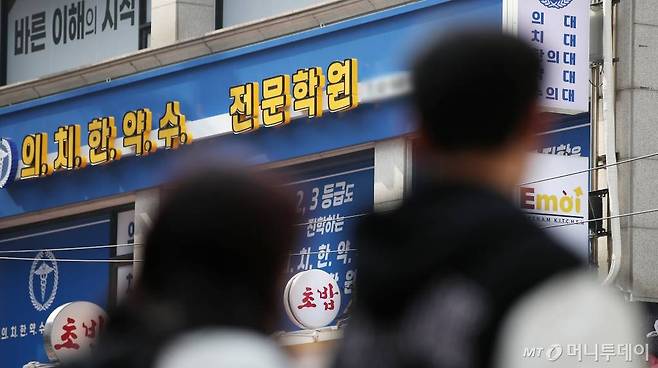 (서울=뉴스1) 이승배 기자 = 정부의 의대 정원 증원분 2천명에 대한 의대별 정원 배분 결과 발표를 하루 앞둔 19일 서울 강남구 대치동 학원가에 의대 입시 관련 안내가 게시돼 있다.  2024.3.19/뉴스1  Copyright (C) 뉴스1. All rights reserved. 무단 전재 및 재배포,  AI /사진=(서울=뉴스1) 이승배 기자