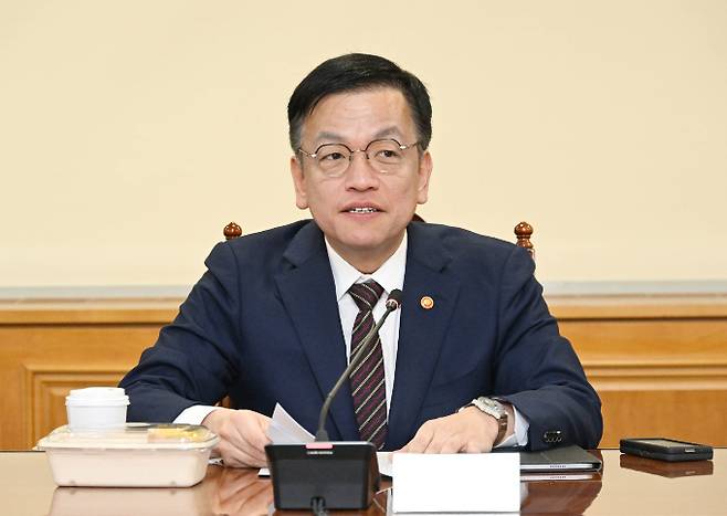 최상목 경제부총리 겸 기획재정부 장관이 21일 서울 중구 은행연합회에서 열린 비상거시경제금융회의를 주재하고 있다./사진=기획재정부