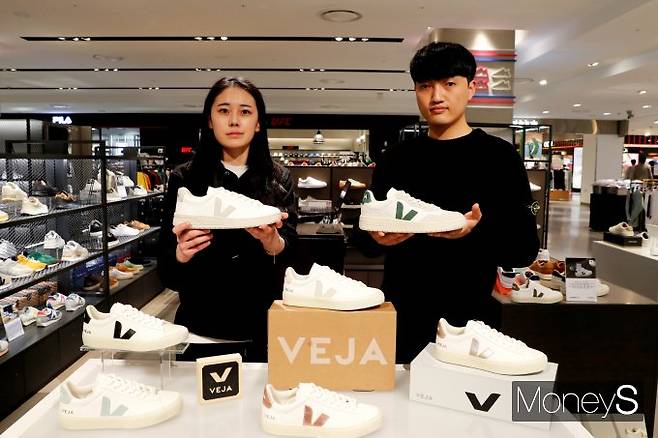 광주신세계 신관 지하 1층 베자 매장 직원들이 친환경 원료를 제작한 신발을 선보이고 있다/사진=광주신세계 제공.