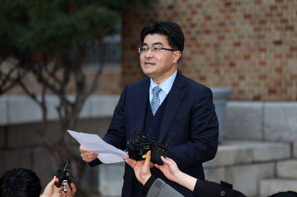 방재승 전국의대교수 비상대책위원장이 의과대학 교수들의 사직서 제출은 대통령과의 대화를 위한 카드라는 입장을 밝혔다. 사진은 지난 18일 서울대학교 연건캠퍼스의과대학 앞에서 사직서 제출 관련 총회 결과를 브리핑하는 방 비대위원장의 모습. /사진=뉴시스