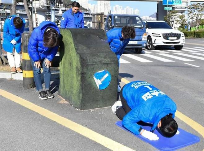 21일 오전8시 부산 해운대구 우동 민락교 입구에서 큰절로 1시간 동안 출근길 지지를 호소한 민주당 홍순헌 후보/사진=홍순헌캠프