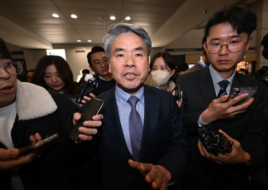 해병대 채모 상병 순직 사건 외압 의혹으로 수사받는 이종섭(가운데) 주호주 대사가 21일 인천 영종도 인천국제공항 제1터미널을 통해 귀국하고 있다. 사진공동취재단