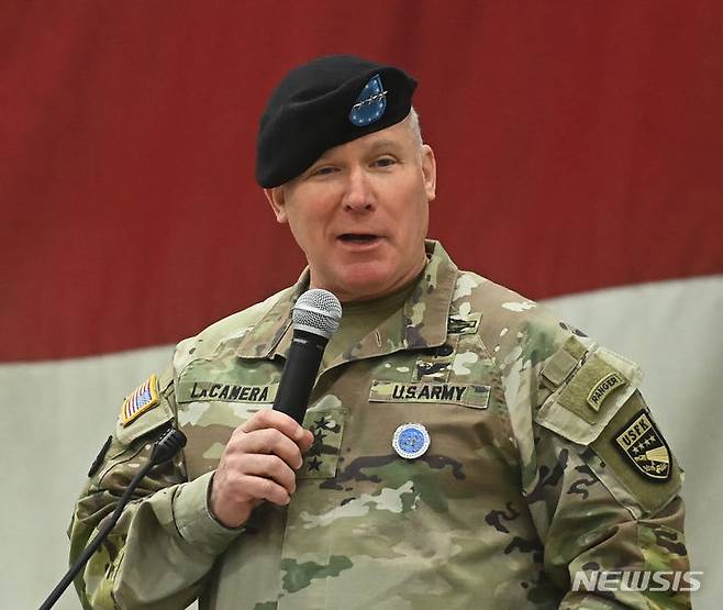 [평택=뉴시스]폴 라카메라 주한미군사령관은 20일(현지시각) 미 하원 군사위원회의 인도태평양 지역 국가안보 과제 관련 청문회에서 한국을 보호하기 위해 주한미군 병력을 유지해야 한다고 강조했다. 사진은 지난 1월30일 경기도 평택시 오산 미공군기지에서 열린 주한 미공군 사령관 이취임식에서 폴 라카메라 주한미군 사령관이 훈시하고 있는 모습. 2024.03.21.