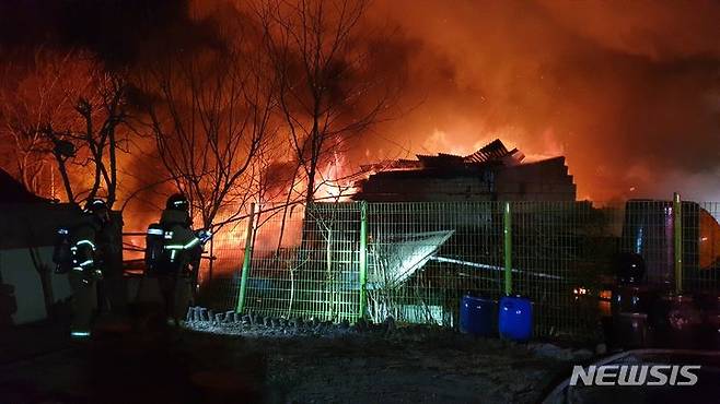 [파주=뉴시스] 장갑제조 공장 화재. (사진=경기도북부소방재난본부 제공) 2024.03.21 photo@newsis.com