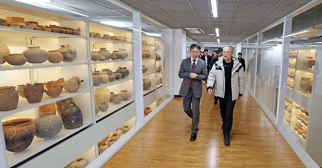 유인촌 문화체육관광부 장관이 20일 충남 공주시를 방문해 국립공주박물관 내에 충청권역 수장고를 둘러보고 있다. (사진=문화체육관광부 제공) photo@newsis.com *재판매 및 DB 금지