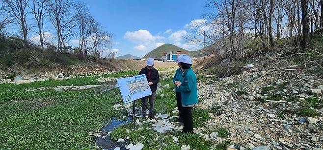 [창원=뉴시스] 경남 창원시 기후환경국 직원들이 20일 본격적인 우수기에 대비해 신천을 현장점검하고 있다. (사진=창원시청 제공). 2024.03.21. photo@newsis.com *재판매 및 DB 금지