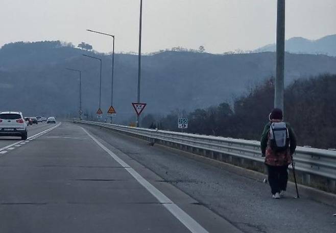 고속도로 갓길 홀로 걷는 할머니…무슨일 있었길래?