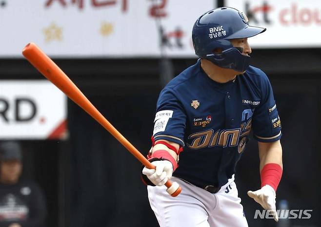 [수원=뉴시스] 정병혁 기자 = 5일 경기 수원시 KT위즈파크에서 열린 2023 KBO 플레이오프 KT 위즈 대 NC 다이노스의 5차전 경기, 5회초 1사 주자 3루 상황 NC 손아섭이 1타점 적시타를 치고 있다. 2023.11.05. jhope@newsis.com