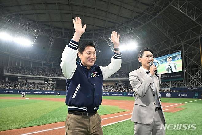 [서울=뉴시스]오세훈 서울시장이 21일 서울 구로구 고척스카이돔에서 열린 2024 미국프로야구 메이저리그(MLB) 정규시즌 2차전 현장을 찾아 관중들에게 인사하고 있다.(제공=서울시)