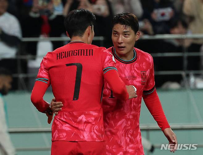 [서울=뉴시스] 김명년 기자 = 21일 서울월드컵경기장에서 열린 2026 FIFA 북중미 월드컵 아시아 2차 예선 대한민국과 태국의 경기, 대한민국 주민규가 첫 골을 성공시킨 손흥민을 축하해주고 있다. 2024.03.21. kmn@newsis.com