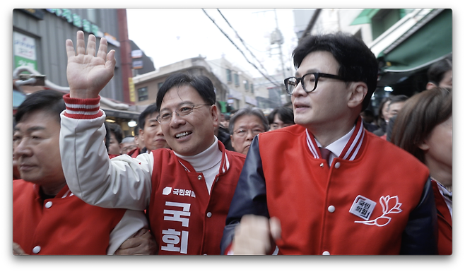 지난 3월 19일, 장진영(가운데) 국민의힘 서울 동작갑 후보가 한동훈 국민의힘 비상대책위원장과 공동 유세를 하고 있다. 