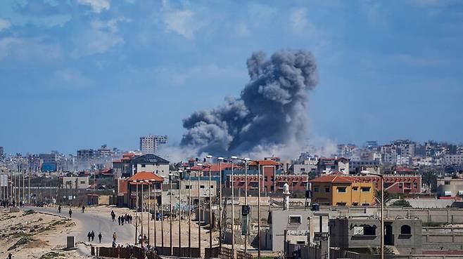 팔레스타인 가자지구에서 이스라엘의 공습 뒤 연기가 피어오르고 있다.