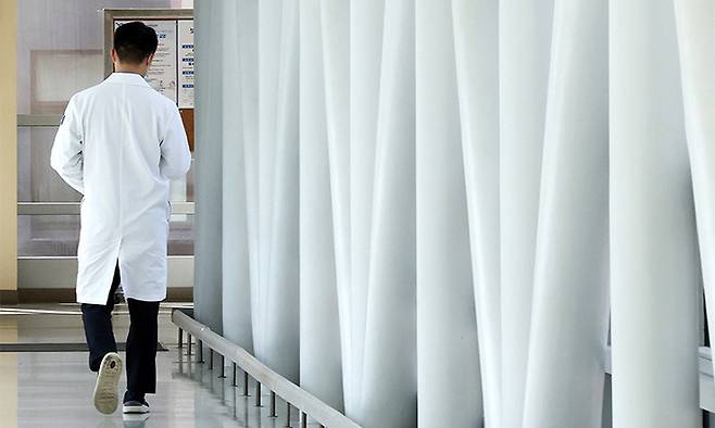 정부의 전국 의과대학별 정원 배정 결과 공개를 앞둔 지난 20일 서울의 한 대학병원에서 의료진이 분주하게 움직이고 있다. 뉴스1