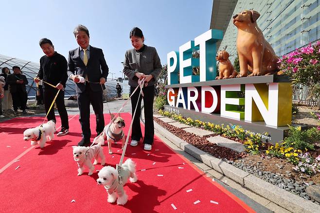 21일 인천국제공항 제1여객터미널에서 열린 애견편의시설 '펫가든' 및 '호텔링 카운터' 오픈 기념행사에서 이학재 인천국제공항공사 사장과 참석자들과 펫가든 산책을 하고 있다.