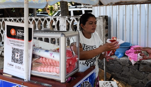 엘살바도르의  해변마을 엘존테의 상점들은 비트코인을 결제수단으로 사용 중이다. AFP 연합뉴스