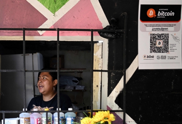 엘살바도르의  해변마을 엘존테의 상점들은 비트코인을 결제수단으로 사용 중이다. AFP 연합뉴스