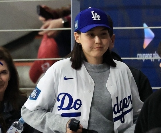 LA다저스 오타니 쇼헤이의 아내 다나카 마미코가 20일 서울 고척스카이돔에서 열린 미국프로야구(MLB) 공식 개막전 LA 다저스와 샌디에이고 파드리스 1차전 경기가 끝난 뒤 경기장을 빠져나가고 있다. 뉴스1