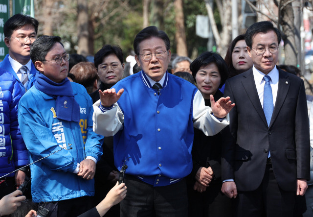 이재명 더불어민주당 상임공동선대위원장이 21일 광주 전남대 후문에서 시민들을 향해 인사하고 있다. 연합뉴스