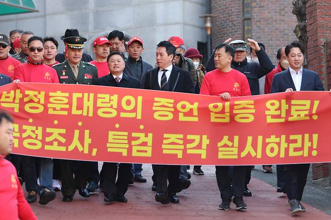 해병대 채상병 순직사건 수사 이첩 관련 항명 및 상관명예훼손 혐의로 기소된 박정훈 전 수사단장(대령)이 3월21일 이준석 개혁신당 대표, 해병대 예비역들과 함께 3차 공판이 열리는 서울 용산구 중앙지역군사법원으로 향하고 있다. ⓒ 연합뉴스