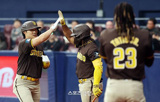 18일 서울 고척스카이돔에서 미국프로야구(MLB) 공식 개막시리즈를 앞두고 열린 LG 트윈스 대 샌디에이고 파드리스 연습 경기. 6회초 1사 1루 상황에서 또 다시 투런 홈런을 때린 샌디에이고 김하성이 홈인하며 동료와 세리머니하고 있다. 공동취재