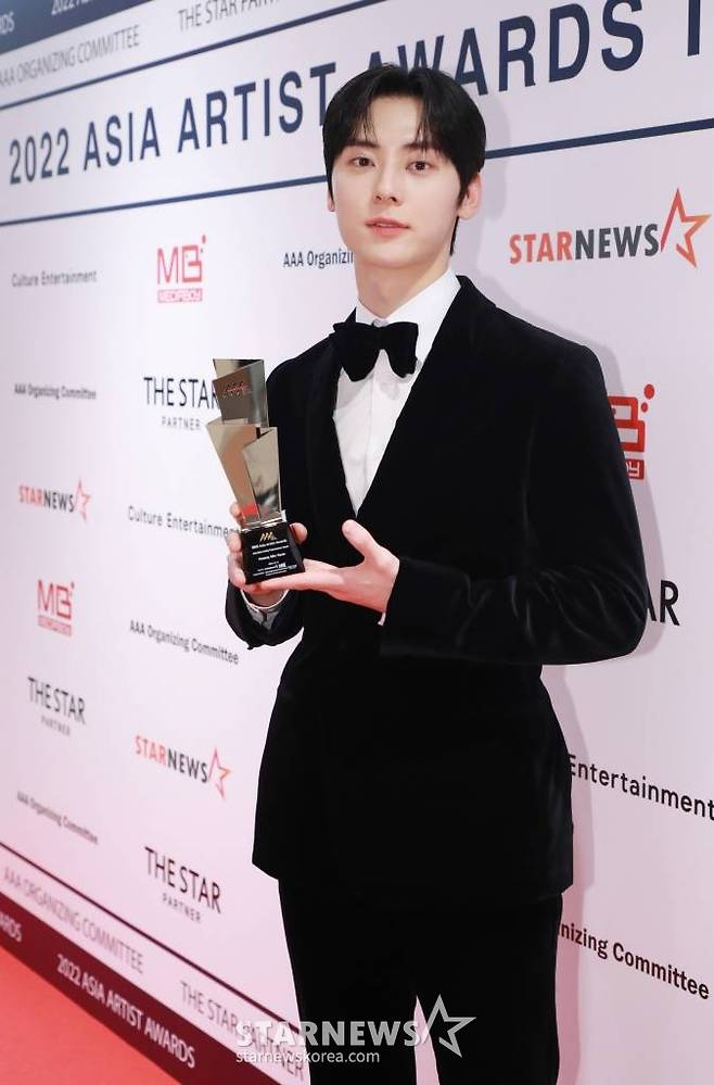 배우 황민현이 13일 오후 일본 나고야 니혼가이시홀에서 열린 스타뉴스-미디어보이 주최 '2022 Asia Artist Awards IN JAPAN'(2022 아시아 아티스트 어워즈, 이하 2022 AAA)에서 AAA 베스트 액팅 퍼포먼스상을 수상한 뒤 포즈를 취하고 있다.  스타뉴스와 미디어보이가 주최하고 Asia Artist Awards 조직위원회와 더스타파트너, 컬쳐 엔터테인먼트가 공동 주관하는 글로벌 NO.1 시상식 '2022 AAA'에는 올 한 해 동안 국내외에서 많은 사랑을 받은 가수