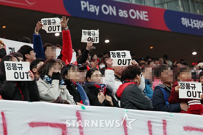 [포토] 태국과 0-0, 뿔난 팬들의 행동은?