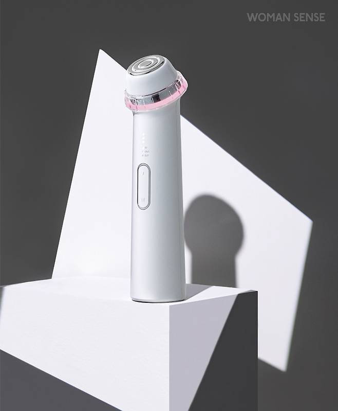 뉴채 리프팅 샷 분당 1만 회의 미세 파동으로 고주파 에너지를 피부에 효과적으로 전달함으로써 탄력과 흡수력을 개선시킨다. 75만원.