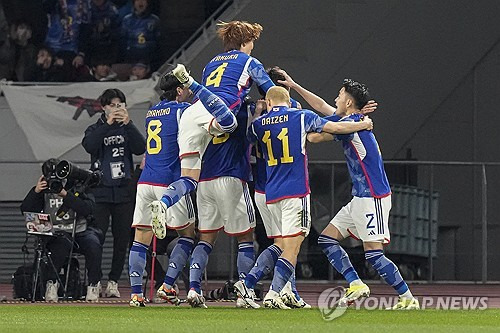 일본 축구대표팀은 21일 도쿄 국립경기장에서 열린 북한과의 2026 FIFA 북중미 월드컵 아시아 지역 2차 예선 B조 3차전에서 1-0으로 승리했다. 이날 승리로 일본은 아시아 지역 예선 3연승을 질주하며 B조 선두 자리를 지켰다. 전반 2분 다나카 아오가 선제골을 터트린 후 동료들과 함께 기뻐하고 있다. 연합뉴스