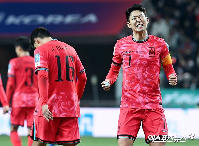 황선홍 감독이 이끄는 대한민국 축구 국가대표팀은 21일 오후 8시 서울월드컵경기장에서 태국과 2026 국제축구연맹(FIFA) 북중미 월드컵 아시아 지역 예선 조별리그 C조 3차전에서 손흥민의 선제골로 앞서갔지만 후반전 태국에 동점골을 내주며 1-1로 비겼다. 이날 원정석을 포함해 서울월드컵경기장이 전석 매진되면서 팬들의 뜨거운 열기를 자랑했다. 추운 날씨 속에도 64912명이 경기장을 채운 가운데 한국은 '구름 관중'이 모인 상암벌에서 태국을 상대로 승점 3점을 획득하는 데 실패했다.  캡틴 손흥민은 이날 왼쪽 공격수로 선발 출장해 풀타임 활약했다. 전반 42분 이재성의 패스를 받아 침착한 슈팅으로 선제 골을 터뜨리면서 한국에게 리드를 안겼다. 서울월드컵경기장 고아라 기자