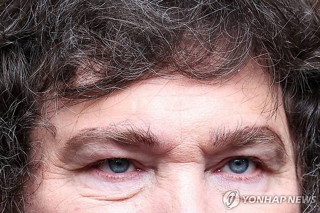 앞을 응시하는 하비에르 밀레이 아르헨티나 대통령 [부에노스아이레스 로이터=연합뉴스. 재판매 및 DB 금지]