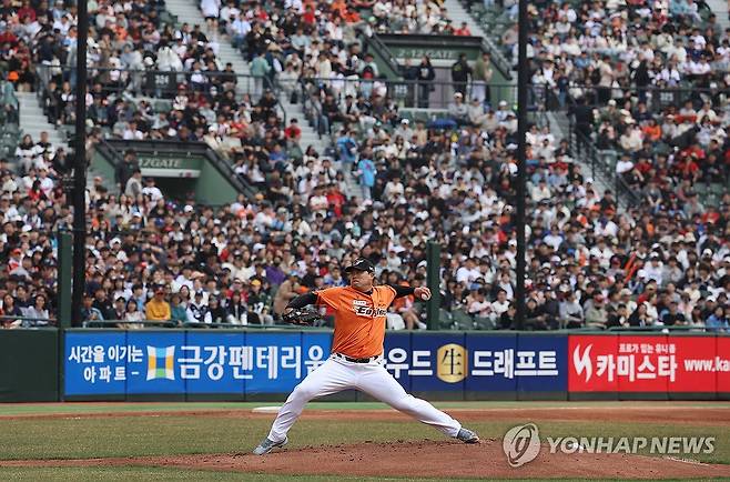 류현진 보는 구름 관중 (부산=연합뉴스) 박성제 기자 = 17일 부산 동래구 사직구장에서 열린 2024 신한 SOL 뱅크 KBO리그 한화 이글스-롯데 자이언츠 시범경기. 한화 선발 투수 류현진이 역투하고 있다. 2024.3.17 psj19@yna.co.kr