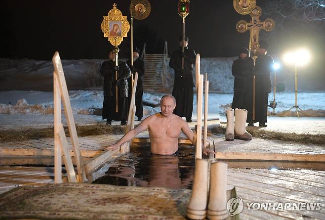 얼음물 입수 푸틴 러시아 대통령 2018년 1월 러시아 정교회 행사에 참가해 얼음물에 목욕하는 블라디미르 푸틴 러시아 대통령 [EPA=연합뉴스]