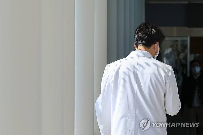 의정갈등 계속 (서울=연합뉴스) 신현우 기자 = 정부가 의과대학별 정원 배정 결과를 발표하고, 교수들과 의사회 등은 사직서 제출 결의 등 집단 대응 수위를 높여가는 가운데 21일 서울 시내 한 대학병원에서 의료 관계자가 이동하고 있다. 2024.3.21 nowwego@yna.co.kr