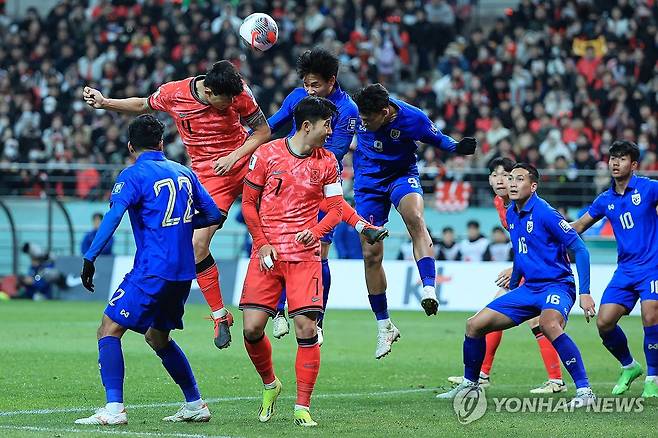 치열한 헤더 싸움 (서울=연합뉴스) 신현우 기자 = 21일 서울월드컵경기장에서 열린 2026 북중미 월드컵 아시아 지역 2차 예선 C조 3차전 한국과 태국의 경기. 한국 김민재가 헤더하고 있다. 2024.3.21 nowwego@yna.co.kr