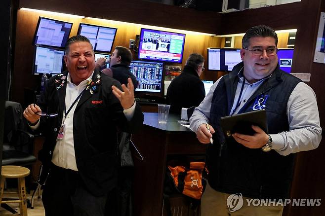 NYSE 입회장에서 일하는 트레이더들의 모습 [연합뉴스 자료사진]