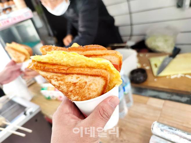 대한민국의 길거리 토스트는 이제 세계적 인기를 끌고 있다.(을지로입구역)