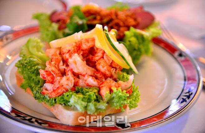 북유럽에서 자주 먹는 오픈 샌드위치