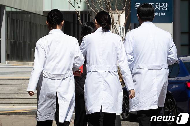 21일 서울시내 한 대학병원에서 의료진들이 이동하고 있다. 대학별 의대 정원 배분을 마무리한 가운데, 정부는 한 달 전 사직서를 제출하고 돌아오지 않는 전공의들에게 "다음 주 부터 원칙대로 면허자격정지 처분을 해나갈 것＂이라고 밝혔다. 박민수 보건복지부 2차관은 이날 브리핑에서 전공의들에게 ＂3월 안으로 돌아와야 한다＂며 ＂결정이 늦어질수록 의사로서 개인 경력에도, 여려분의 장래에도 크게 영향을 미칠 수 있다＂고 말했다. 2024.3.21/뉴스1 ⓒ News1 유승관 기자