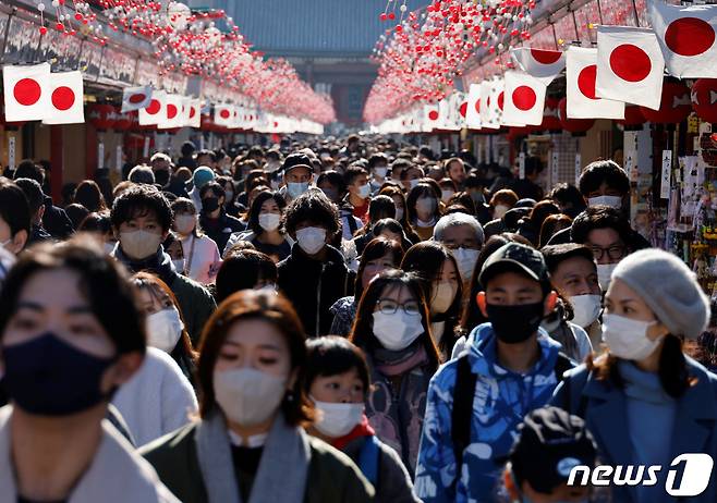 일본 도쿄에서 도쿄 내 가장 오래된 절로 유명한 센소지를 방문한 관광객들이 거리를 가득 메운 가운데 모두 마스크를 착용하고 있다. ⓒ 로이터=뉴스1 ⓒ News1 김성식 기자