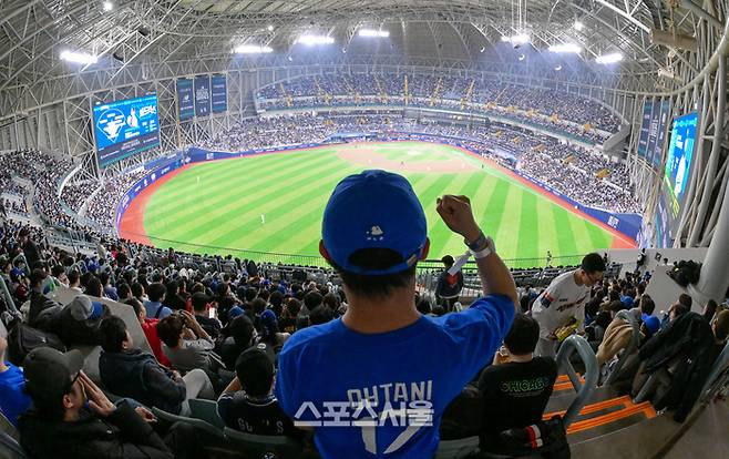 MLB 서울시리즈 개막전 LA다저스-샌디에이고 파드리스 경기가 펼쳐지는 20일 서울 구로구 고척스카이돔에서 오타니 유니폼을 입은 관람객이 환호하고 있다.  2024. 3. 20. 고척 | 최승섭기자 thunder@sportsseoul.com